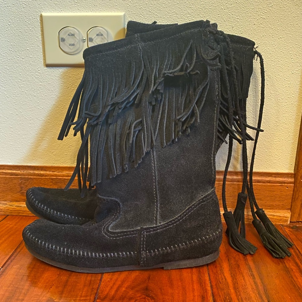 Minnetonka 1689 fringe boot. Size 6.
